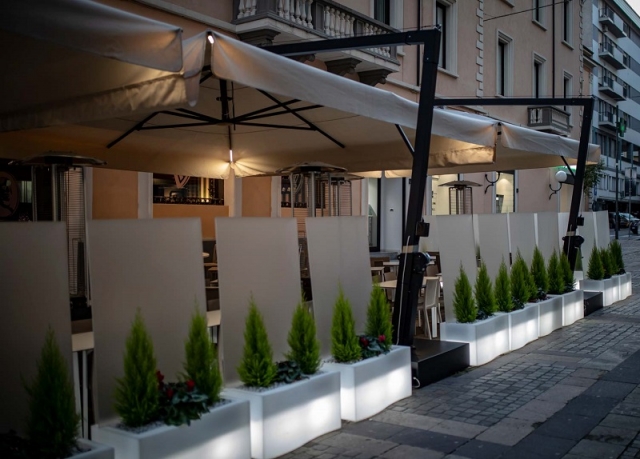 slide-prive-mobile Raumteilung Abtrennung trennwände Spuckschutzwänden COVID-19 Infektions schutzmaßnahmen für Gastronomie 2