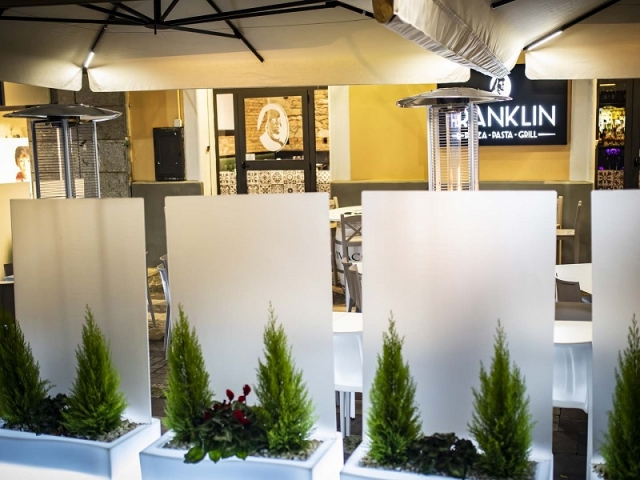 slide-prive-mobile Raumteilung Abtrennung trennwände Spuckschutzwänden COVID-19 Infektions schutzmaßnahmen für Gastronomie 4