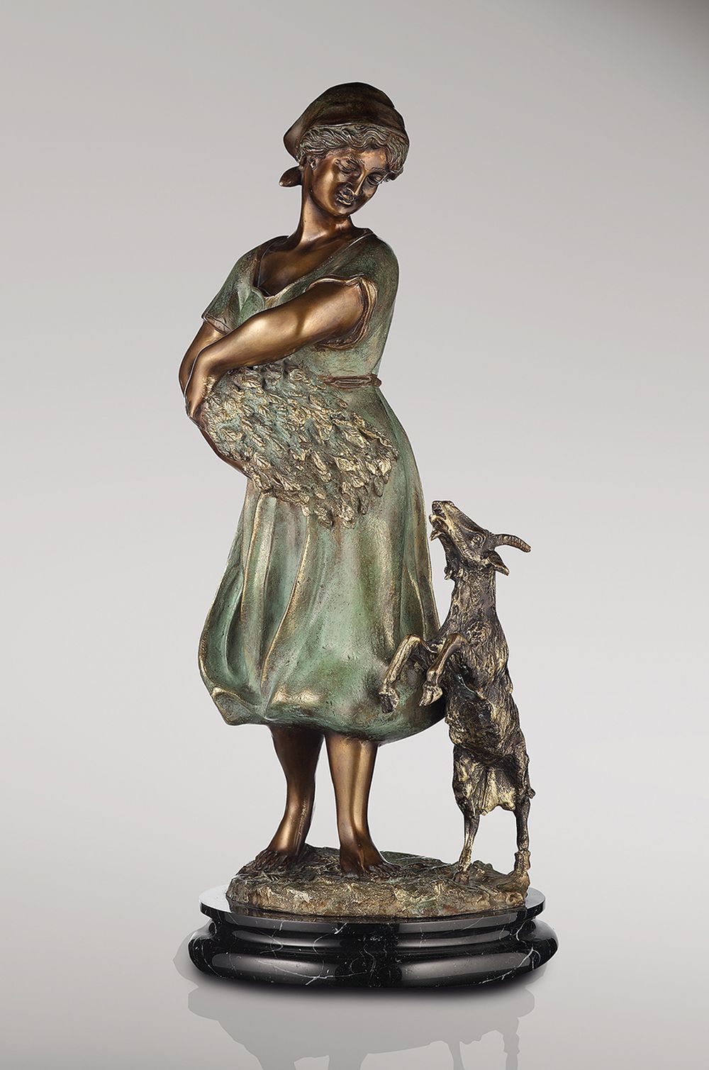 SCHAeFERIN_klassische_bronzefiguren_menschfiguren_bronzefarbene_und_gruene_patina_Kunsthandwerke | Fonderie_Artistiche_Ruocco_.SCHÄFERIN_klassische_bronzefiguren_menschfiguren_bronzefarbene_und_grüne_patina_Kunsthandwerke