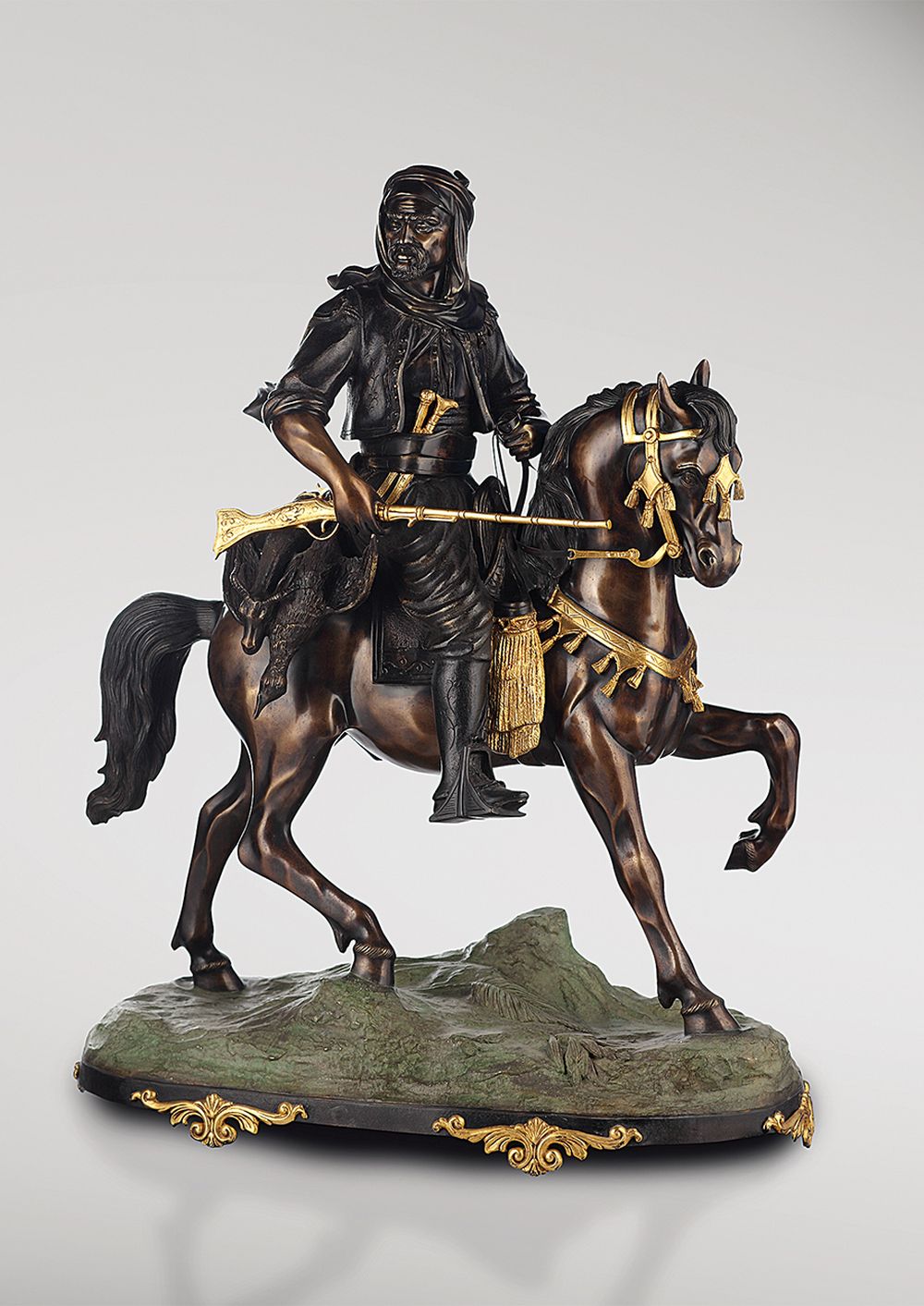 ARABER_ZU_PFERD_klassische_bronzestatue_reiter_zweifarbige_bronzepatina_und_blattgold_Kunsthandwerke | Fonderie_Artistiche_Ruocco_ARABER_ZU_PFERD_klassische_bronzestatue_reiter_zweifarbige_bronzepatina_und_blattgold_Kunsthandwerke