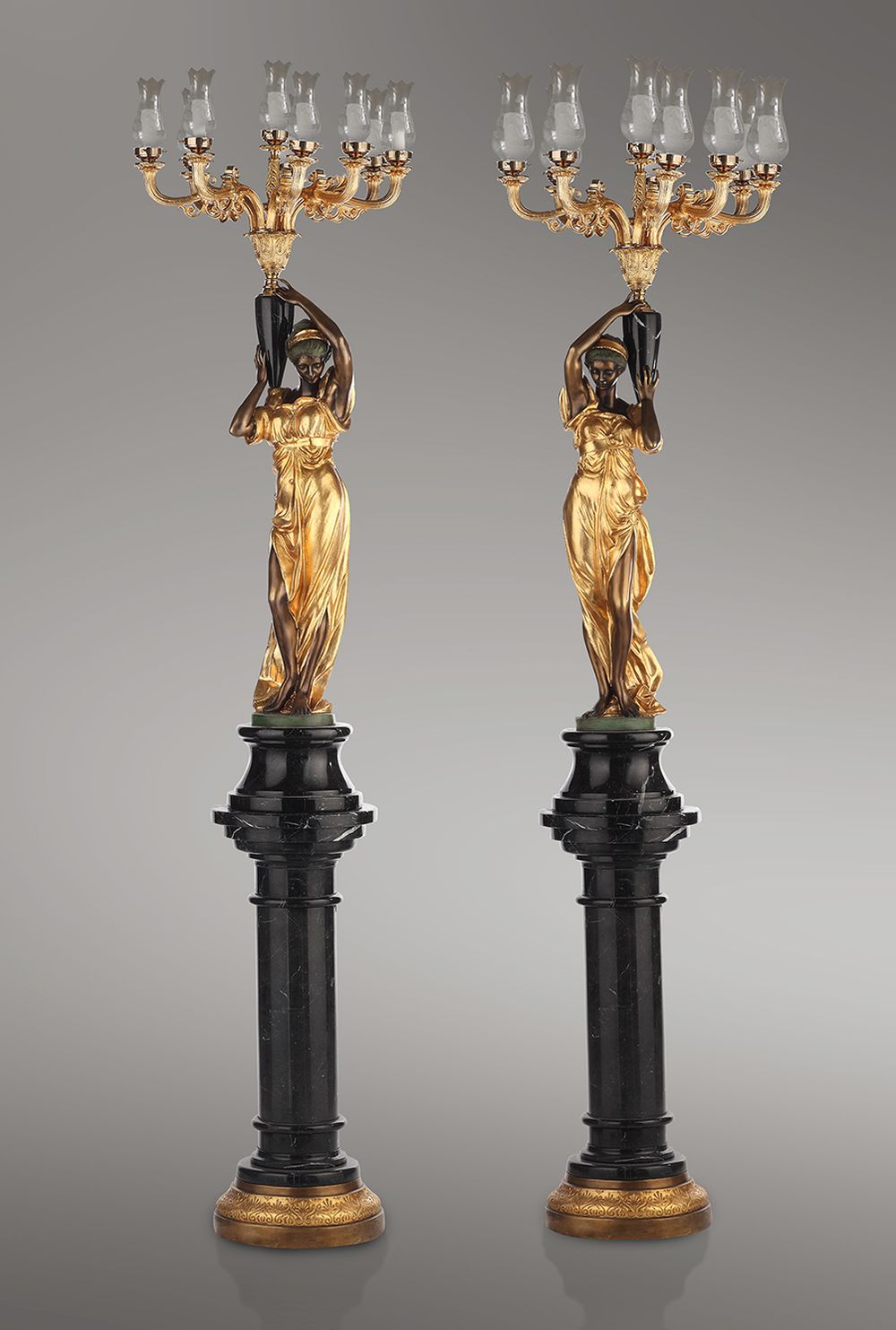 MAeDCHENPAAR_MIT_KRONLEUCHTER_klassische_lampen_leuchten_bronze-_und_goldblattpatina_kunsthandwerke | Fonderie_Artistiche_Ruocco_MÄDCHENPAAR_MIT_KRONLEUCHTER_klassische_lampen_leuchten_bronze-_und_goldblattpatina_kunsthandwerke