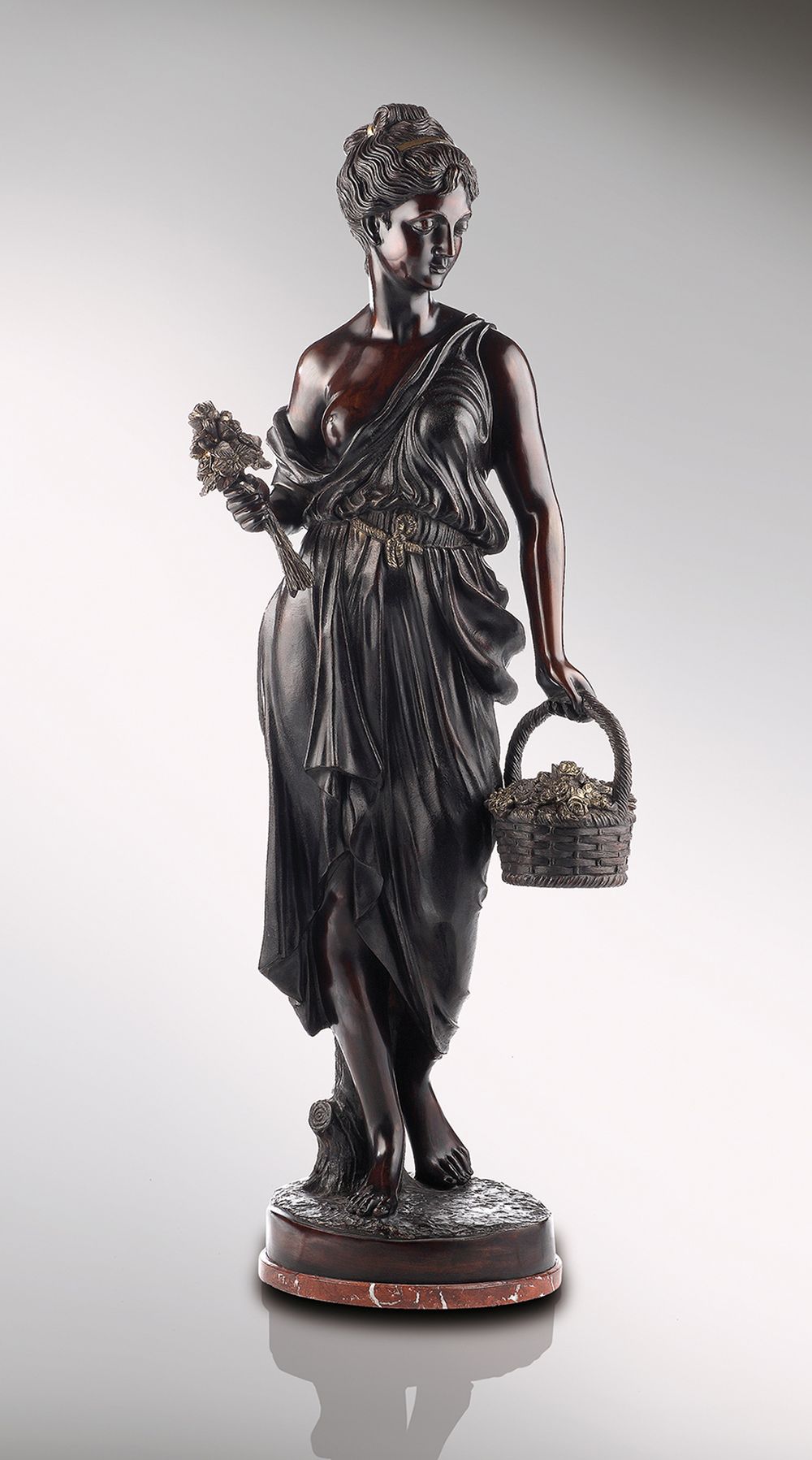 MAeDCHEN_MIT_BLUMEN_klassische_bronzestatuen_menschfiguren_patina_500_kunsthandwerke | Fonderie_Artistiche_Ruocco_MÄDCHEN_MIT_BLUMEN_klassische_bronzestatuen_menschfiguren_patina_500_kunsthandwerke