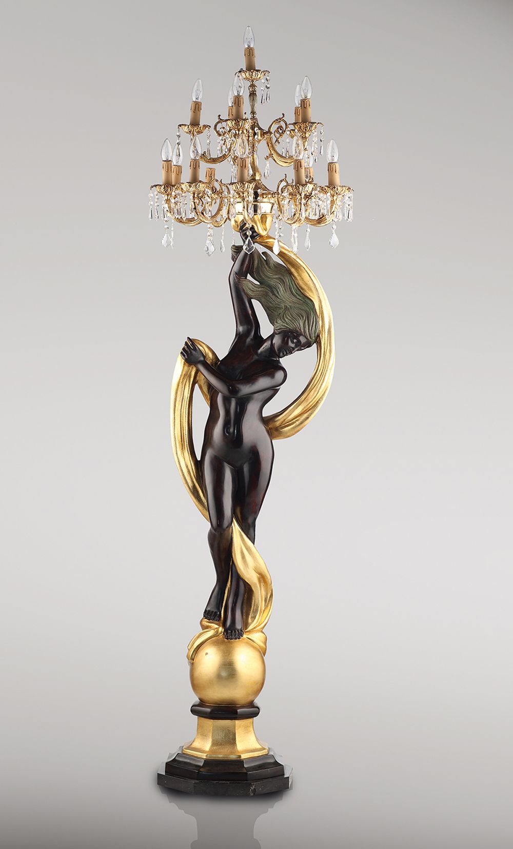 VENUS_AUF_DEM_GLOBUS_MIT_KRONLEUCHTER_klassische_lampen_leuchten_patina_500_und_blattgold_Kunsthandwerke | Fonderie_Artistiche_Ruocco_VENUS_AUF_DEM_GLOBUS_MIT_KRONLEUCHTER_klassische_lampen_leuchten_patina_500_und_blattgold_Kunsthandwerke