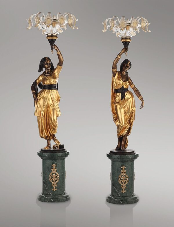 ZIGEUNERPAAR_MIT_MURANO_KRONLEUCHTER_klassische_lampen_leuchten_bronze-_und_goldblattpatina_Kunsthandwerke | Fonderie_Artistiche_Ruocco_ZIGEUNERPAAR_MIT_MURANO_KRONLEUCHTER_klassische_lampen_leuchten_bronze-_und_goldblattpatina_Kunsthandwerke