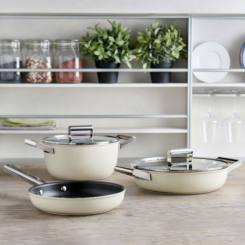 Smeg Kochgeschirr Kollektion Töpfe und Pfannen Bratpfannen Crem Rot Schwarz 2