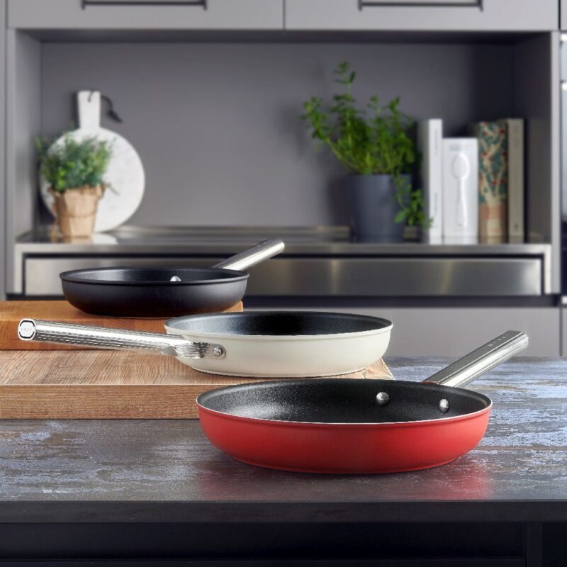 Smeg Kochgeschirr Kollektion Töpfe und Pfannen Bratpfannen Crem Rot Schwarz 17