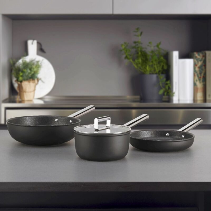 Smeg Kochgeschirr Kollektion Töpfe und Pfannen Bratpfannen Crem Rot Schwarz 20